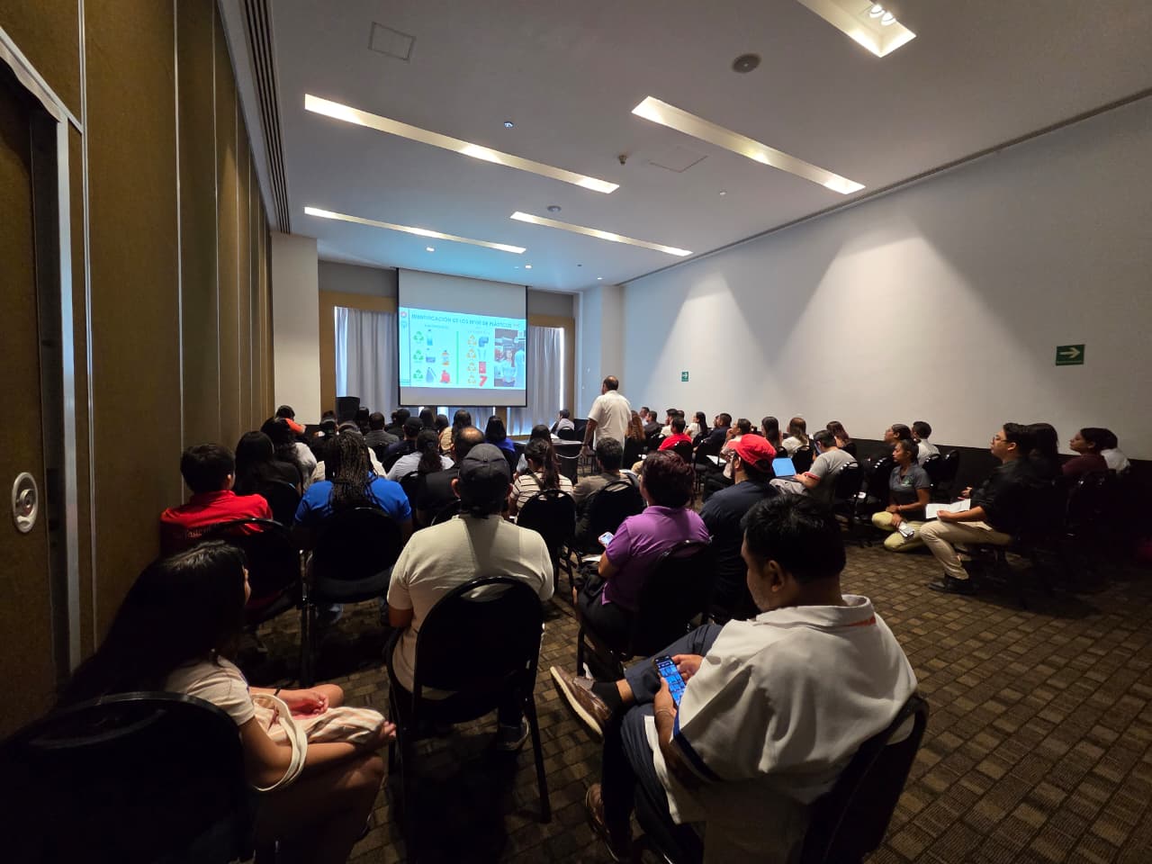 Asistentes a la capacitación de gestión de residuos de SIRESOL Cancún en el Centro Comercial Malecón Américas, julio 2026